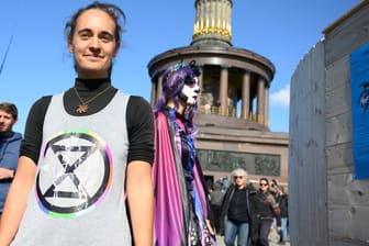 Carola Rackete vor der Siegesäule in Berlin: Aktivisten der Gruppe Extinction Rebellion halten den Verkehrskreisel aus Protest gegen die Klimapolitik besetzt.