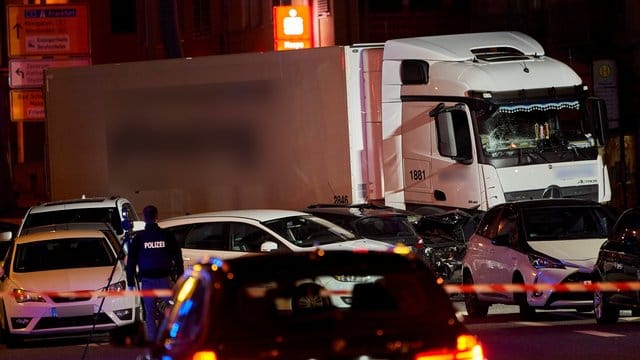 Ein Polizist dokumentiert mit einer Kamera die Unfallstelle in Limburg. Ein Polizist dokumentiert mit einer Kamera die Unfallstelle in Limburg.