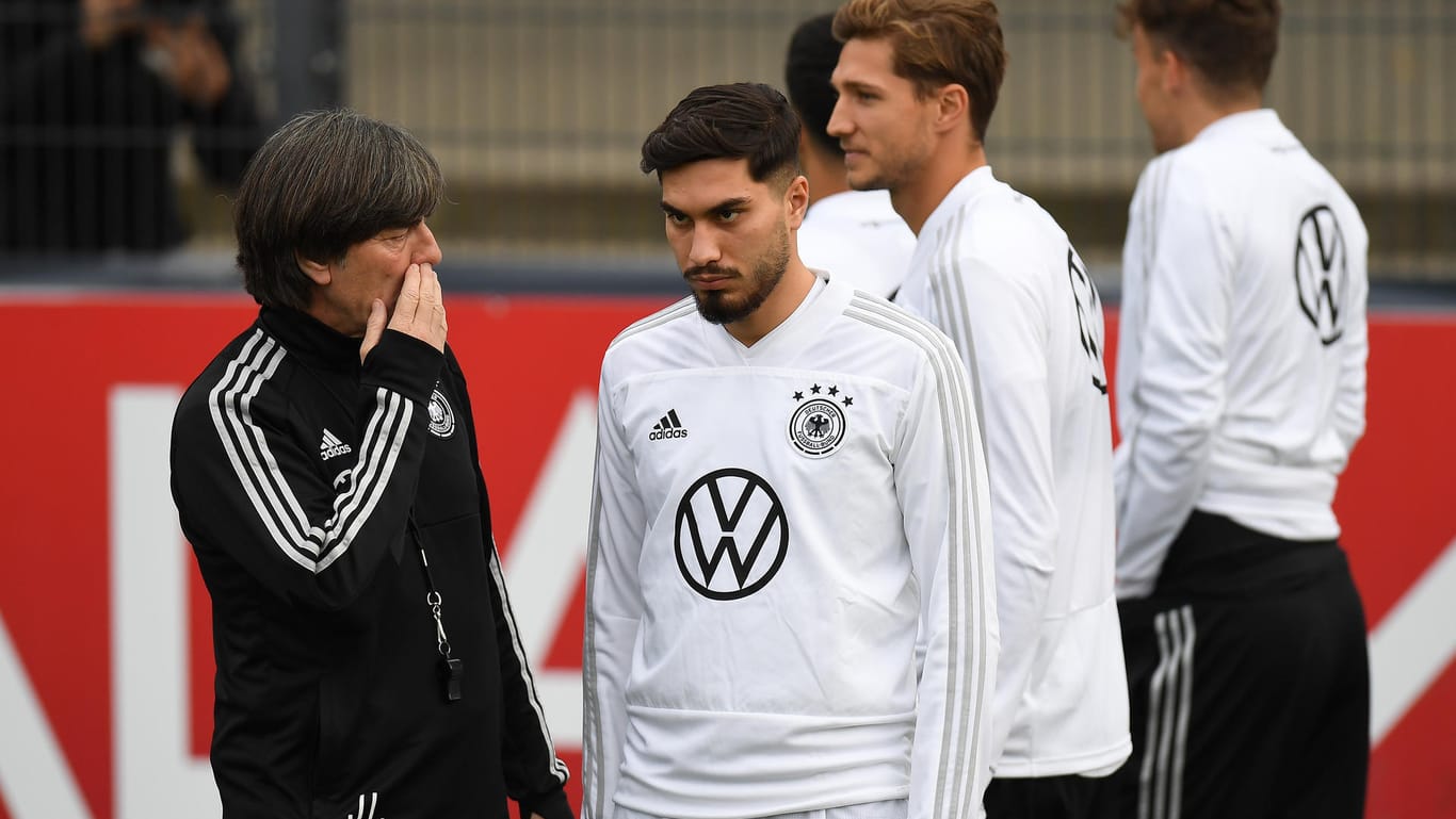 Einer der Neuen im Kreise der Nationalmannschaft: Suat Serdar rechts neben Bundestrainer Joachim Löw.