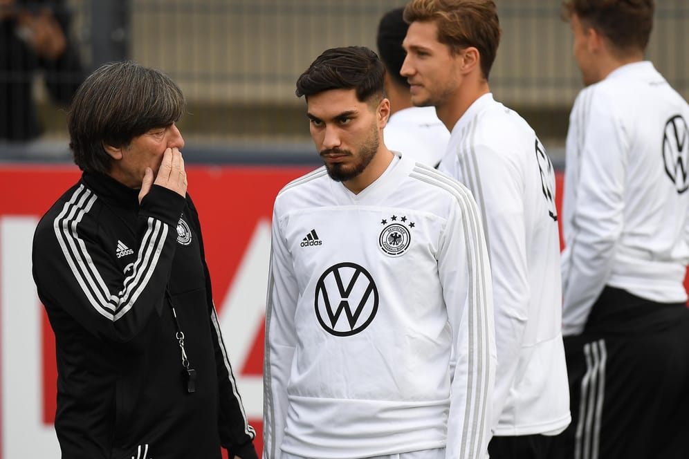 Einer der Neuen im Kreise der Nationalmannschaft: Suat Serdar rechts neben Bundestrainer Joachim Löw.