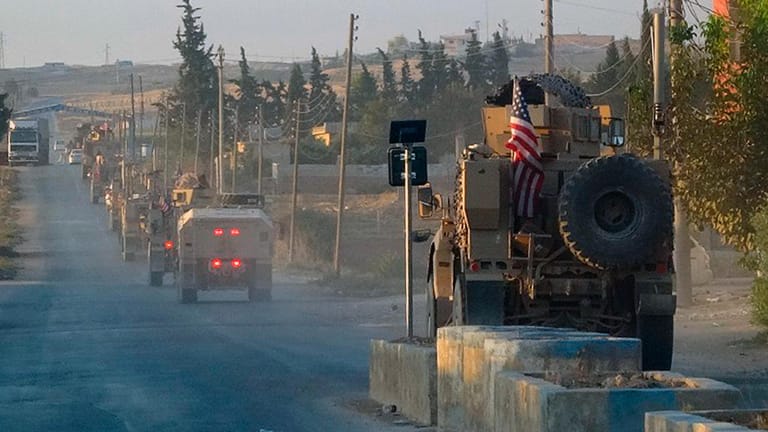 Abschied aus Nordsyrien: Ein Konvoi amerikanischer Militärfahrzeuge fährt auf einer Hauptstraße im Nordosten des Landes.