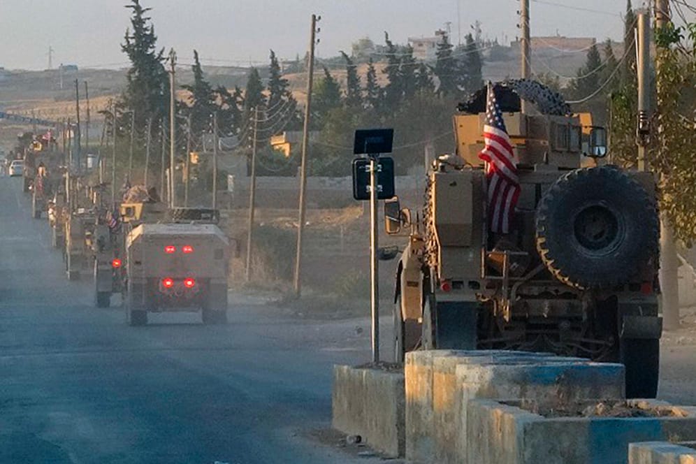 Abschied aus Nordsyrien: Ein Konvoi amerikanischer Militärfahrzeuge fährt auf einer Hauptstraße im Nordosten des Landes.