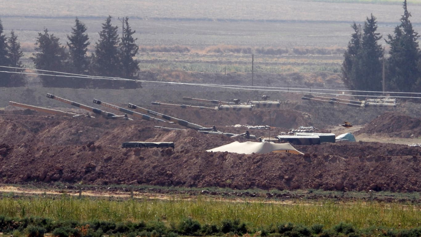 Sanliurfa an der türkischen Grenze zu Syrien: Türkische Artillerie wird in neu gegrabenen Gefechtsstellungen in Position gebracht.