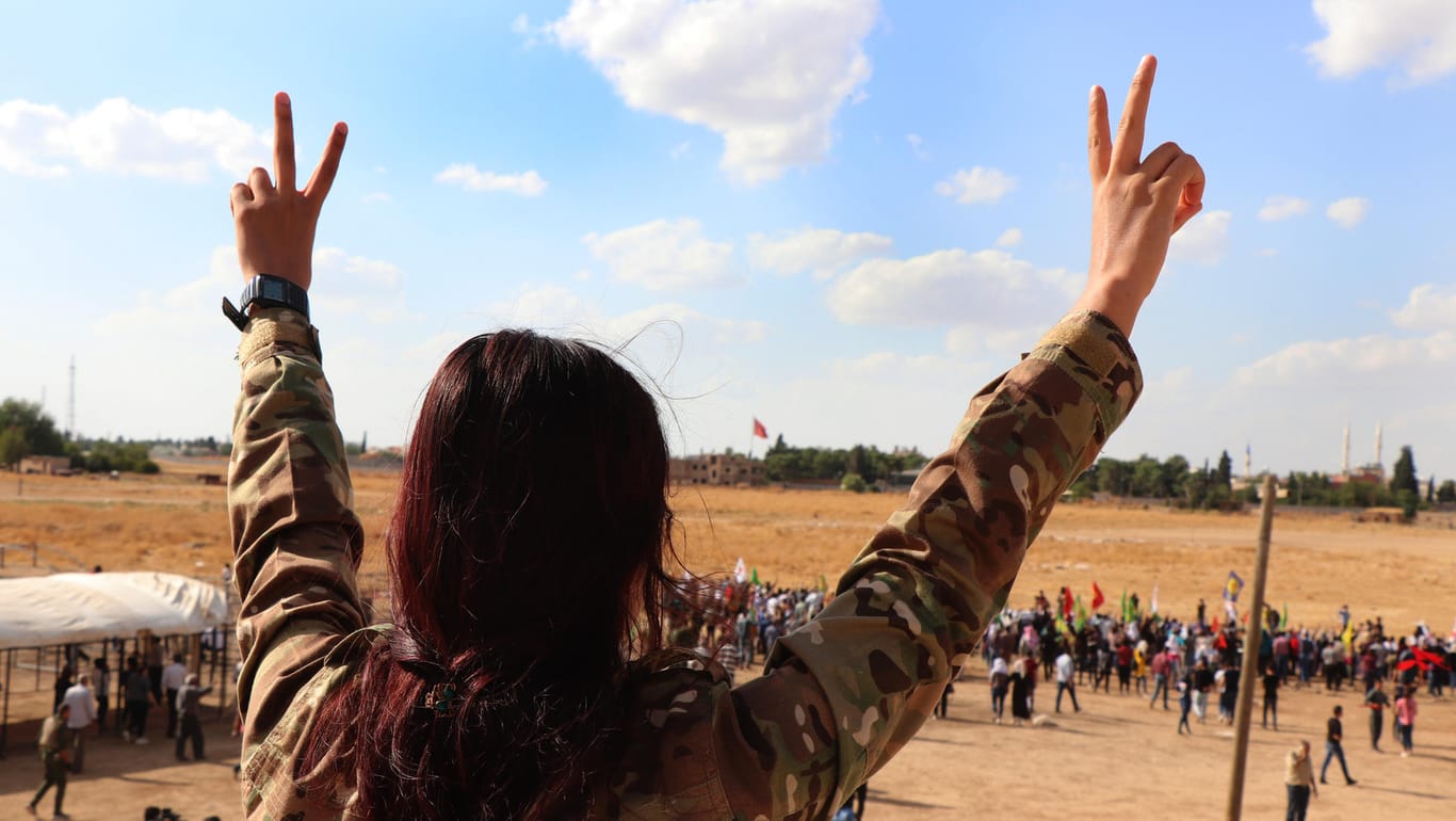 Ein Soldatin zeigt das Peace-Zeichen: In Ras Al-Ayn haben sich Demonstranten versammelt, um gegen den US-Abzug zu protestieren.