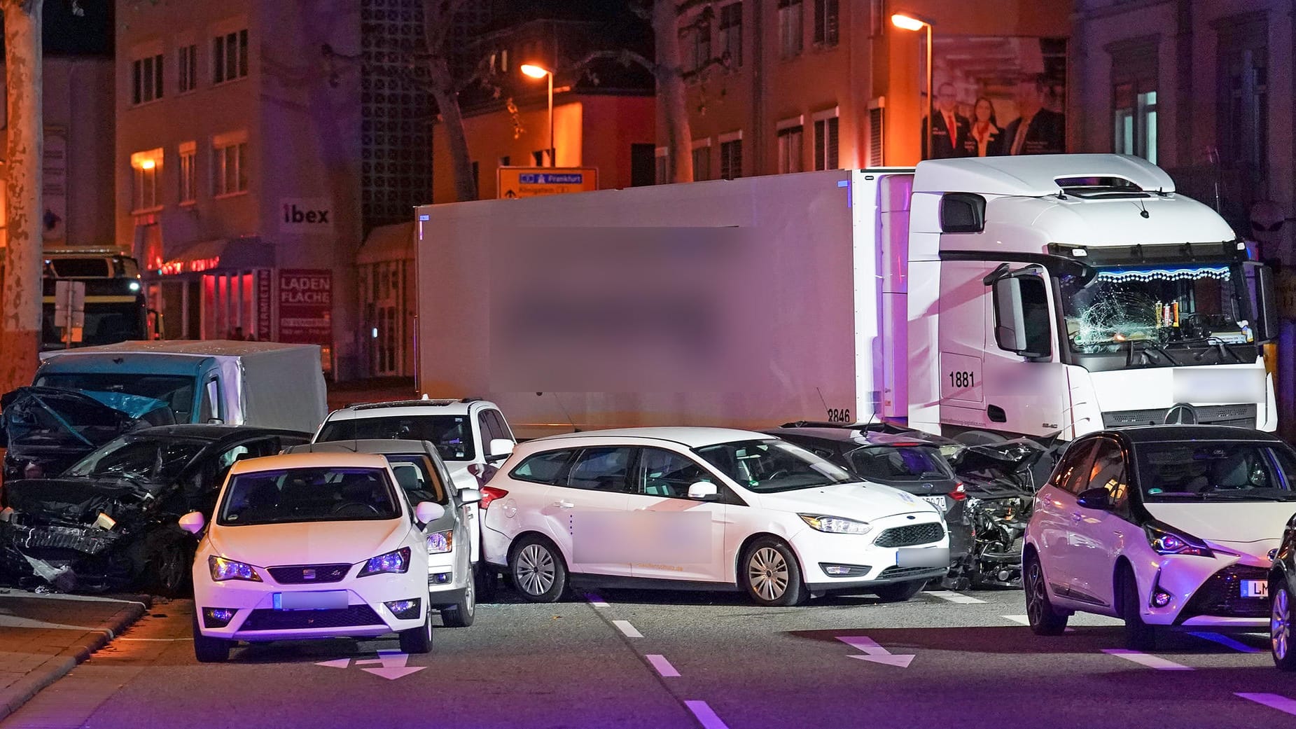 Limburg/Lahn: Ein Lastwagen ist im hessischen Limburg auf mehrere vor einer roten Ampel vor dem Landgericht stehende Fahrzeuge aufgefahren.