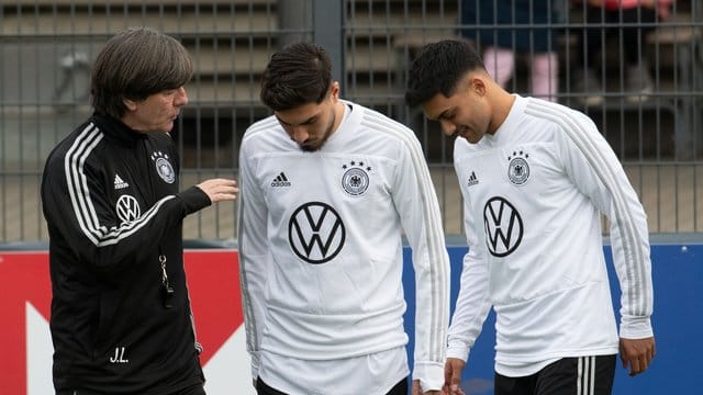 Muss improvisieren: Bundestrainer Joachim Löw mit den beiden Neulingen Suat Serdar und Nadiem Amiri (l-r). Muss improvisieren: Bundestrainer Joachim Löw mit den beiden Neulingen Suat Serdar und Nadiem Amiri (l-r).