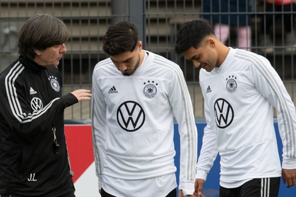 Muss improvisieren: Bundestrainer Joachim Löw mit den beiden Neulingen Suat Serdar und Nadiem Amiri (l-r).
