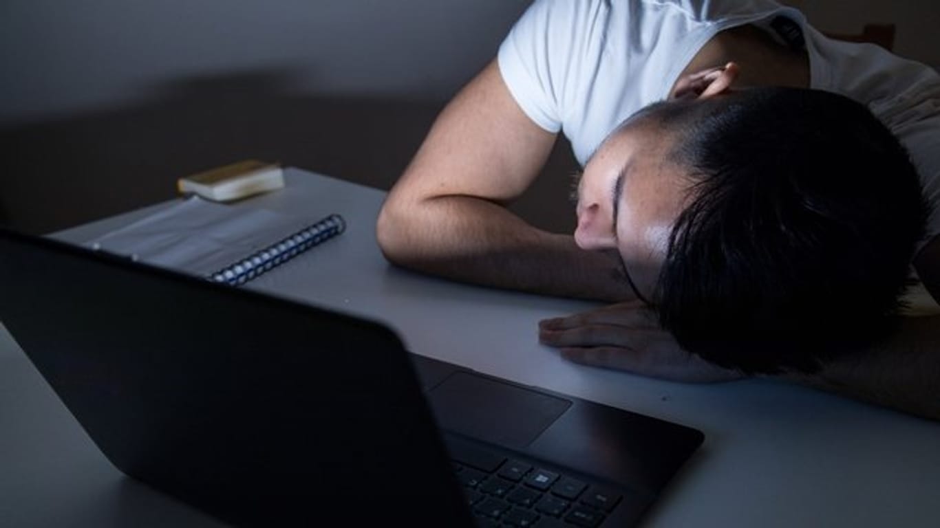 Surfen bis die Augen zufallen? Auch Jugendliche müssen auf ausreichend viel Schlaf achten - und schalten daher besser eine Stunde vor dem Zubettgehen alle Displays aus.