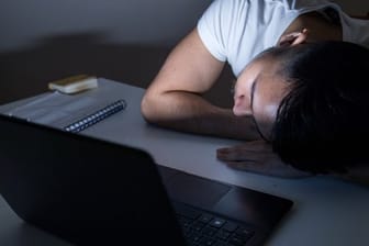 Surfen bis die Augen zufallen? Auch Jugendliche müssen auf ausreichend viel Schlaf achten - und schalten daher besser eine Stunde vor dem Zubettgehen alle Displays aus.