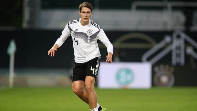 Still zurückgetreten: Philipp Wollscheid beim All-Stars-Spiel am Ball. Still zurückgetreten: Philipp Wollscheid beim All-Stars-Spiel am Ball.