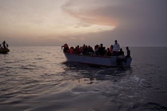 Flüchtlinge auf einem überfüllten Holzboot im Mittelmeer.