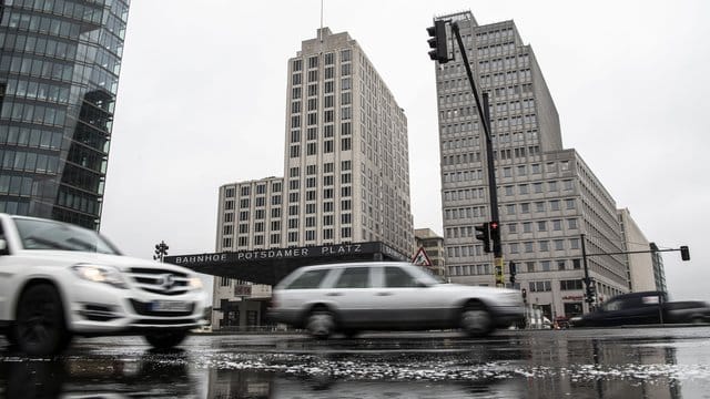 Von der Polizei geräumt: Am Potsdamer Platz in Berlin rollt der Verkehr nach Blockanden des Klimaschutz-Bündnisses "Extinction Rebellion" wieder.