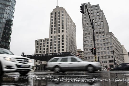 Von der Polizei geräumt: Am Potsdamer Platz in Berlin rollt der Verkehr nach Blockanden des Klimaschutz-Bündnisses "Extinction Rebellion" wieder.