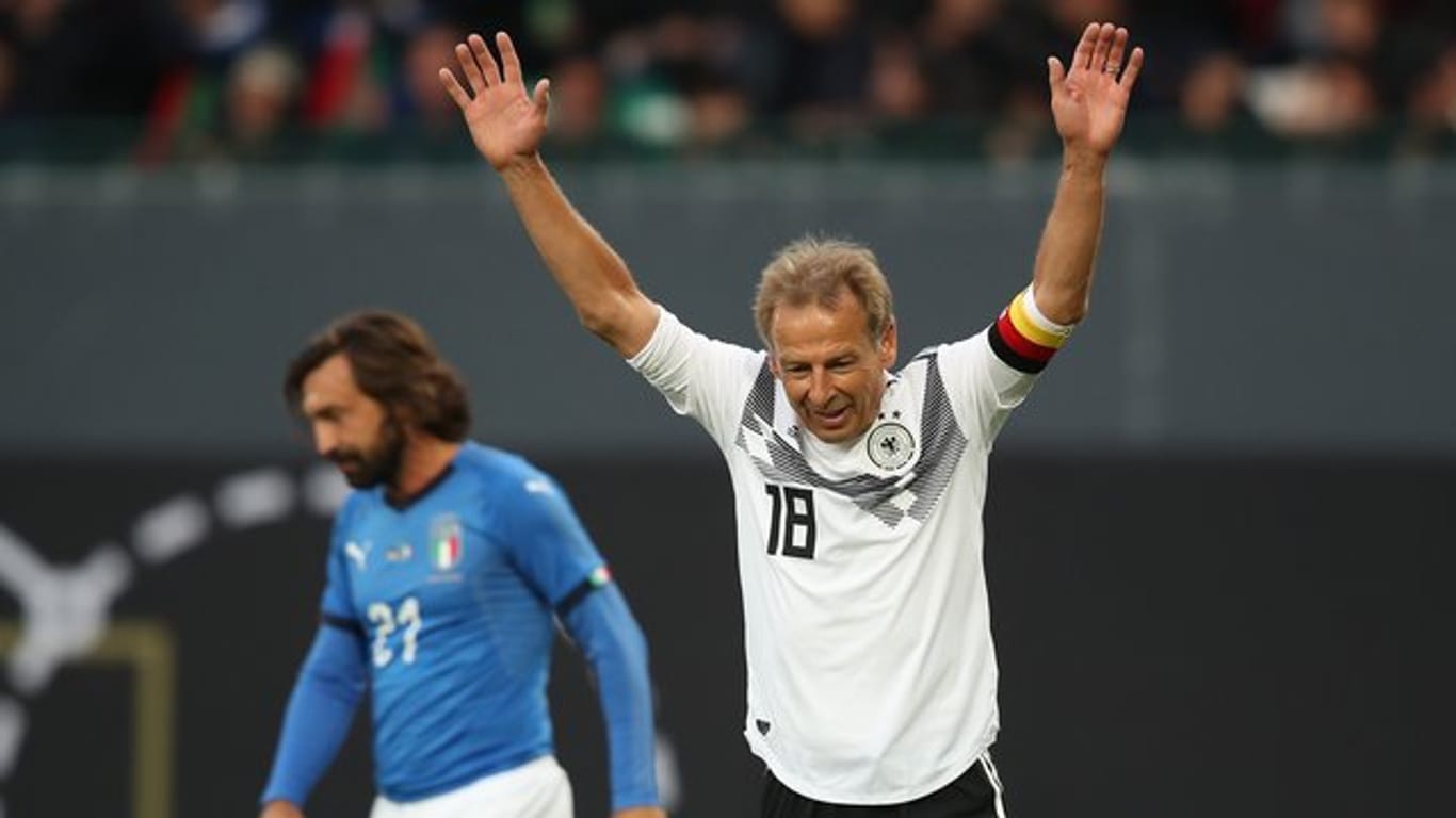 Erzielte für die All-Stars des DFB das 2:0 gegen Italien: Jürgen Klinsmann (r) jubelt über seinen Treffer.
