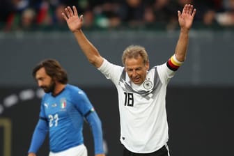 Erzielte für die All-Stars des DFB das 2:0 gegen Italien: Jürgen Klinsmann (r) jubelt über seinen Treffer.