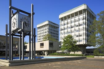 Das Rathaus in Marl mit den beiden Dezernatstürmen aus den 1960er Jahren: Auch die Familienbibliothek "Türmchen" war von dem Stromausfall betroffen.