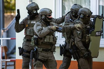 Polizisten des Sondereinsatzkommandos bei einer Übung (Symbolbild): Die Spezialeinheit kommt bei besonders gefährlichen Situationen zum Einsatz.