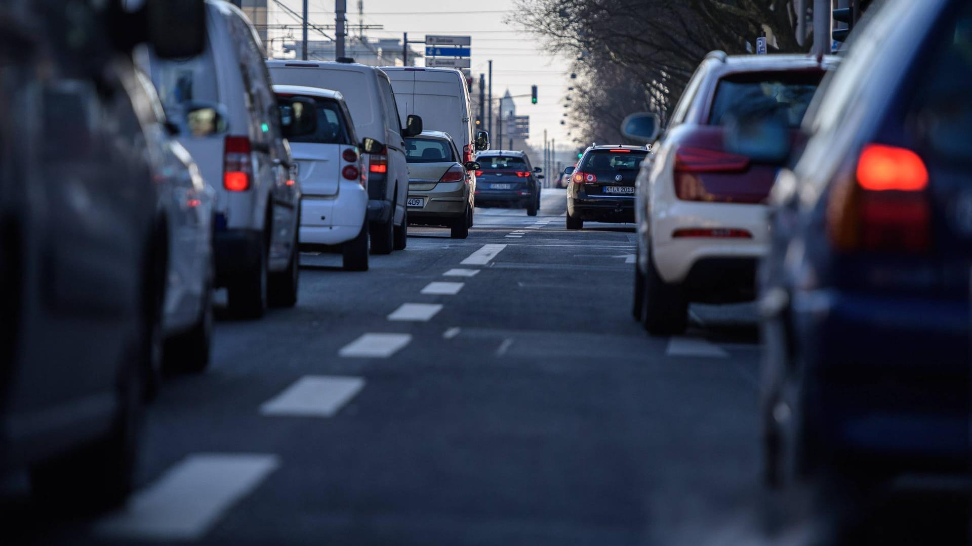 Morgendlicher Berufsverkehr auf der Aachener Straße in Köln: Wie dieser aufgrund des Buslinienausbaus beeinträchtigt wird, ist noch unklar. Morgendlicher Berufsverkehr auf der Aachener Straße in Köln: Wie dieser aufgrund des Buslinienausbaus beeinträchtigt wird, ist noch unklar.
