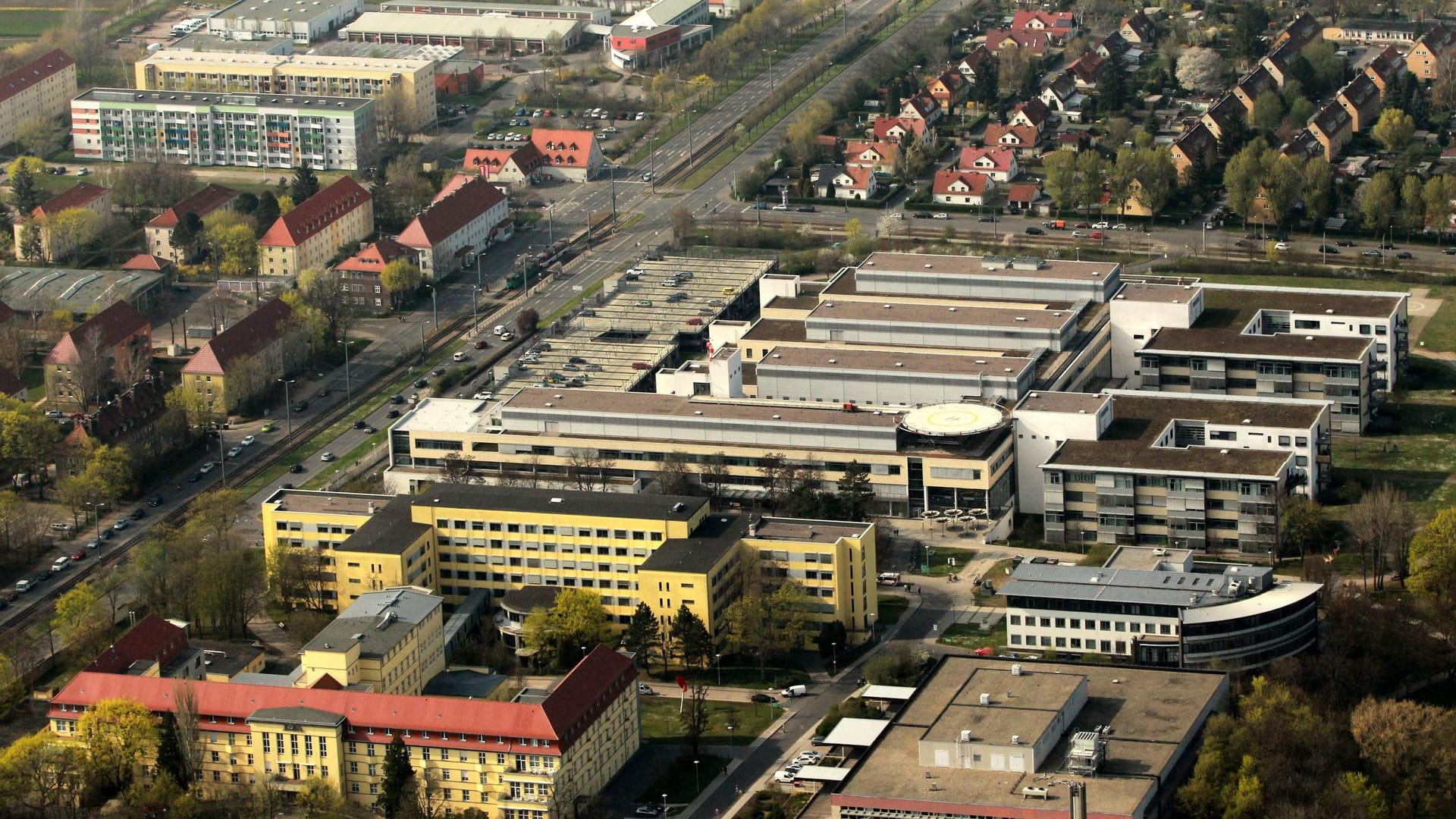 Das Gelände des Helios-Klinikums von oben: Hier brannte am Montagabend ein Kindergarten.