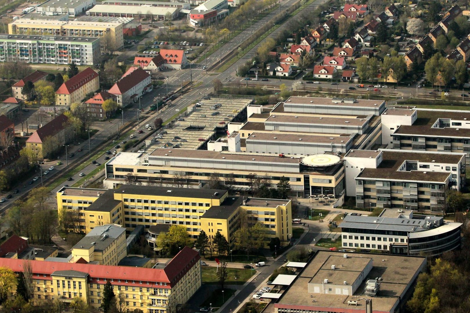 Das Gelände des Helios-Klinikums von oben: Hier brannte am Montagabend ein Kindergarten.