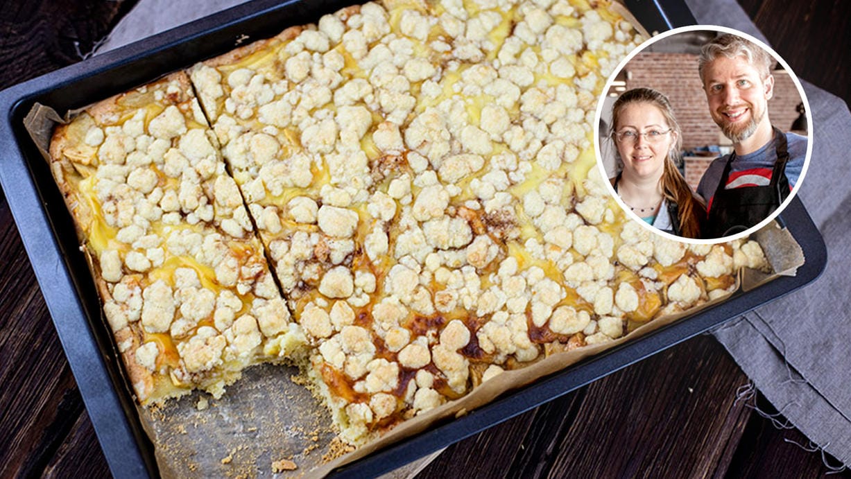 Apfel-Pudding-Blechkuchen mit Streuseln: Der Pudding wird erst beim Abkühlen fest – das sorgt für den perfekten Geschmack.