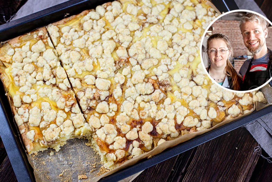 Apfel-Pudding-Blechkuchen mit Streuseln: Der Pudding wird erst beim Abkühlen fest – das sorgt für den perfekten Geschmack.