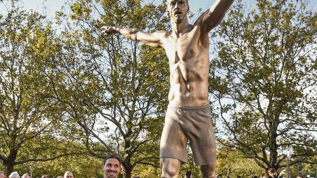 Zlatan Ibrahimovic bei der Einweihung seiner Statue in Malmö.