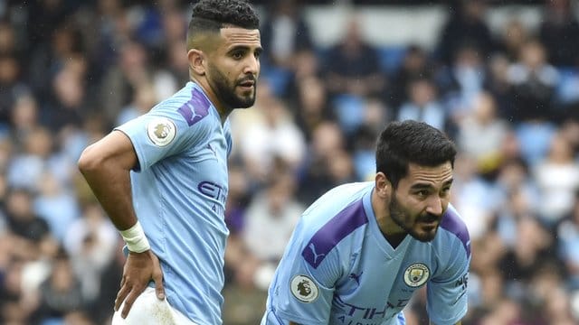 Liegt mit Manchester City bereits acht Punkte hinter dem FC Liverpool zurück: Ilkay Gündogan (r) mit seinem Teamkollegen Riyad Mahrez. Liegt mit Manchester City bereits acht Punkte hinter dem FC Liverpool zurück: Ilkay Gündogan (r) mit seinem Teamkollegen Riyad Mahrez.