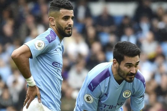 Liegt mit Manchester City bereits acht Punkte hinter dem FC Liverpool zurück: Ilkay Gündogan (r) mit seinem Teamkollegen Riyad Mahrez.