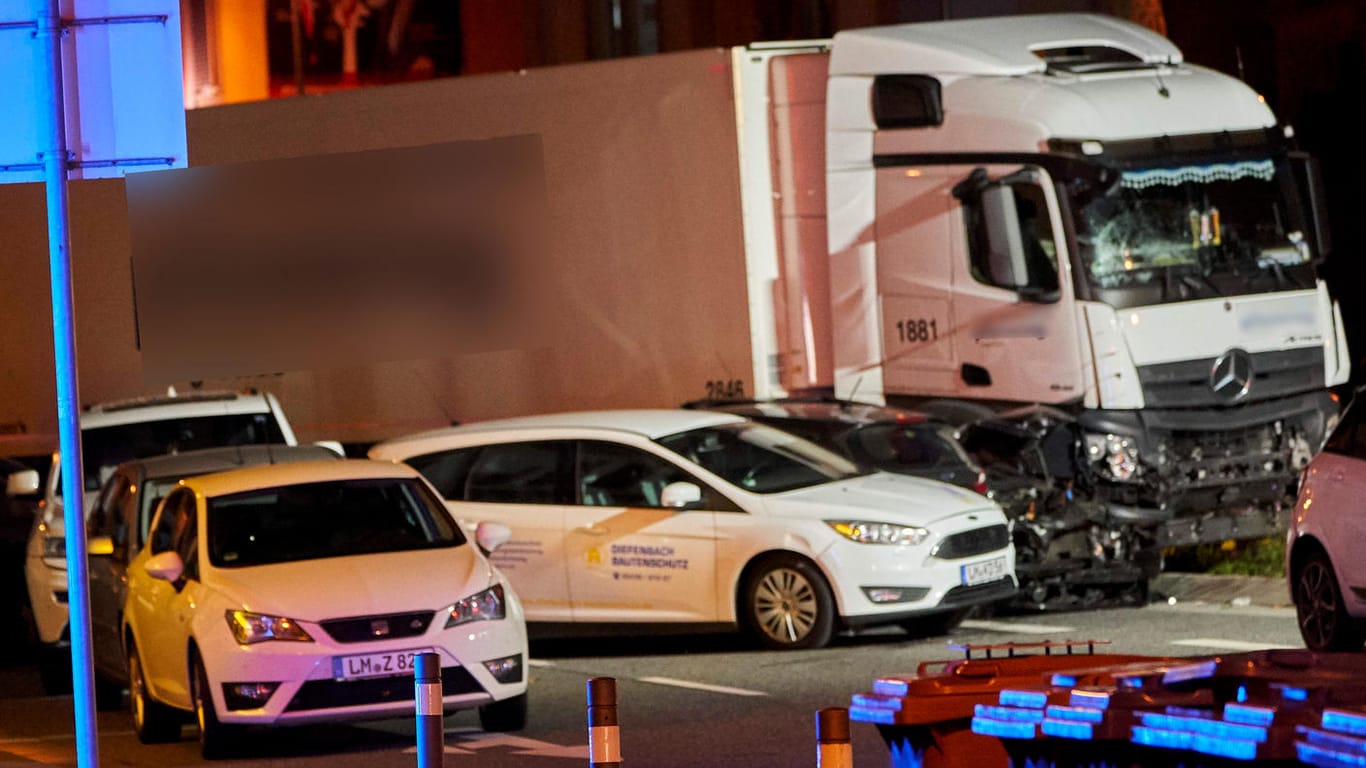 Limburg an der Lahn: Bei dem Crash am Montagnachmittag wurden acht Menschen und der Fahrer verletzt, der Lkw war gestohlen.