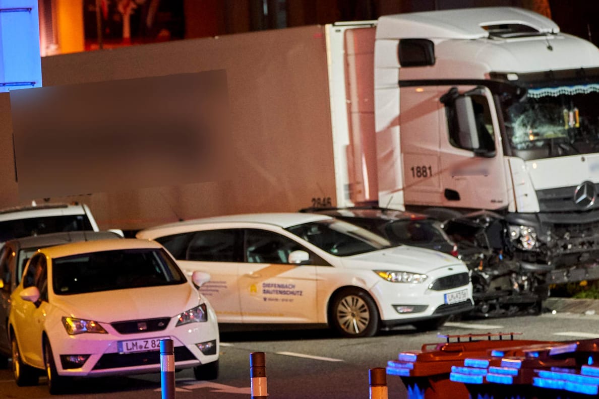 Limburg an der Lahn: Bei dem Crash am Montagnachmittag wurden acht Menschen und der Fahrer verletzt, der Lkw war gestohlen.