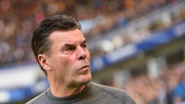 Findet die Gehälter und Ablösesummen im Fußball-Business zu hoch: Hamburgs Trainer Dieter Hecking. Findet die Gehälter und Ablösesummen im Fußball-Business zu hoch: Hamburgs Trainer Dieter Hecking.
