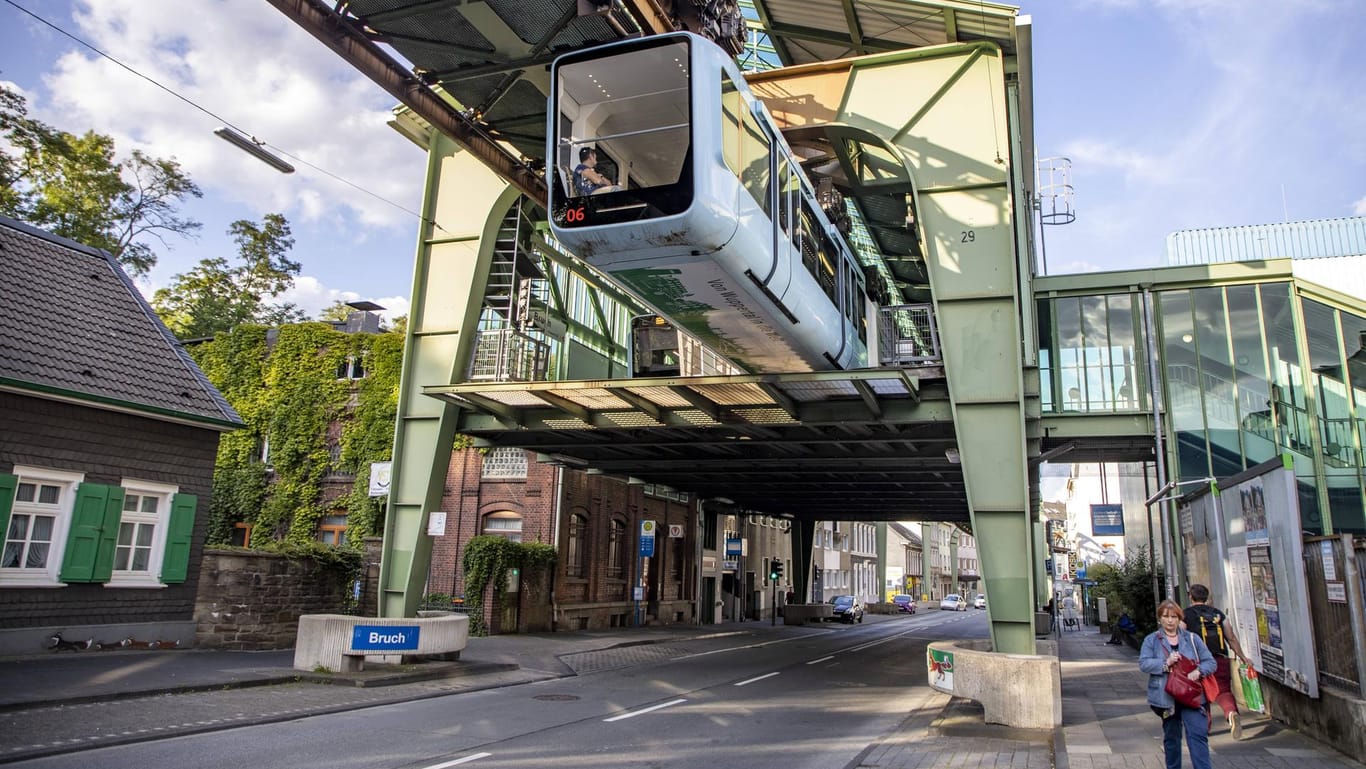 Die Schwebebahn in Wuppertal: Eine geplante Sperrung an der Station Vohwinkel wird verschoben.