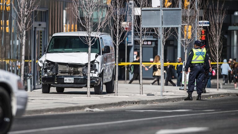 Der weiße Lieferwagen des Täters: Mit diesem Wagen ist ein Mann in Toronto über einen Gehweg gerast.