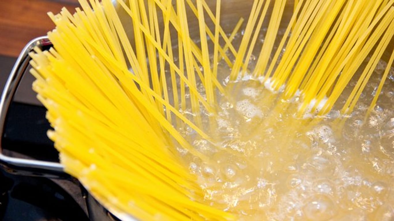 Spaghetti im Kochtopf: Mit dem richtigen Topf, etwas Öl und dem Kochwasser gelingen Ihnen die Nudeln wie beim Italiener.