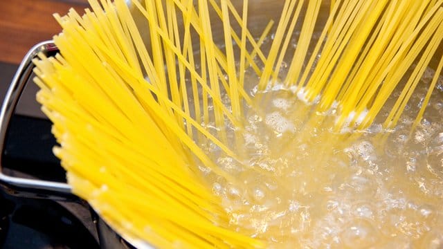 Spaghetti im Kochtopf: Mit dem richtigen Topf, etwas Öl und dem Kochwasser gelingen Ihnen die Nudeln wie beim Italiener.