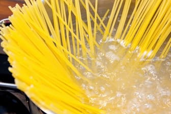 Spaghetti im Kochtopf: Mit dem richtigen Topf, etwas Öl und dem Kochwasser gelingen Ihnen die Nudeln wie beim Italiener.