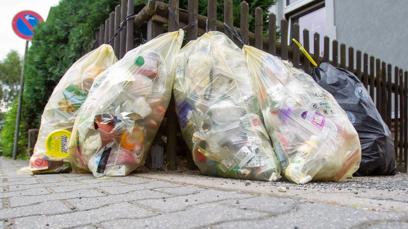 Mülltüten hängen an einem Zaun: Unbekannte haben in Mainz mehrere Gelbe Säcke angezündet.