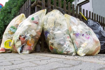 Mülltüten hängen an einem Zaun: Unbekannte haben in Mainz mehrere Gelbe Säcke angezündet.