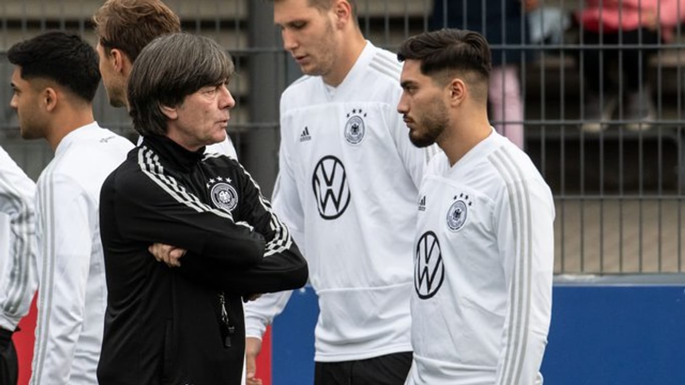 Bundestrainer Joachim Löw im Gespräch mit Suat Serdar (r) beim Training des DFB-Teams.
