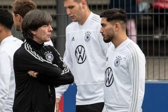 Bundestrainer Joachim Löw im Gespräch mit Suat Serdar (r) beim Training des DFB-Teams.