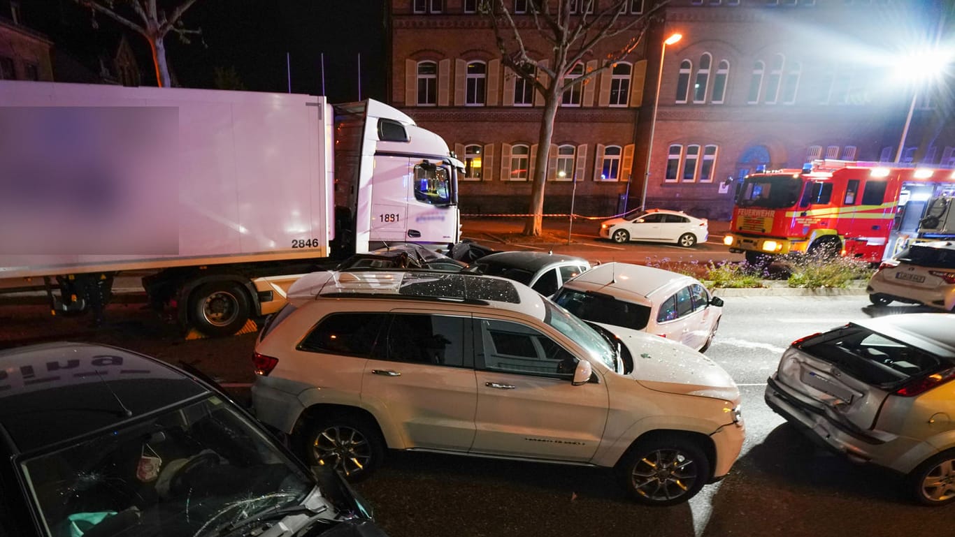 Limburg: Ein Lastwagen ist auf mehrere vor einer roten Ampel stehende Fahrzeuge aufgefahren.