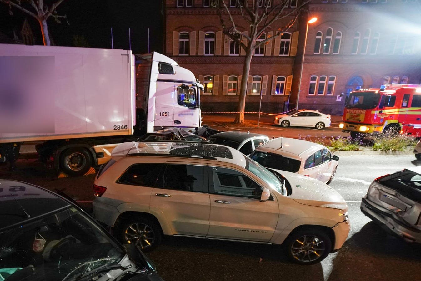 Limburg: Ein Lastwagen ist auf mehrere vor einer roten Ampel stehende Fahrzeuge aufgefahren.