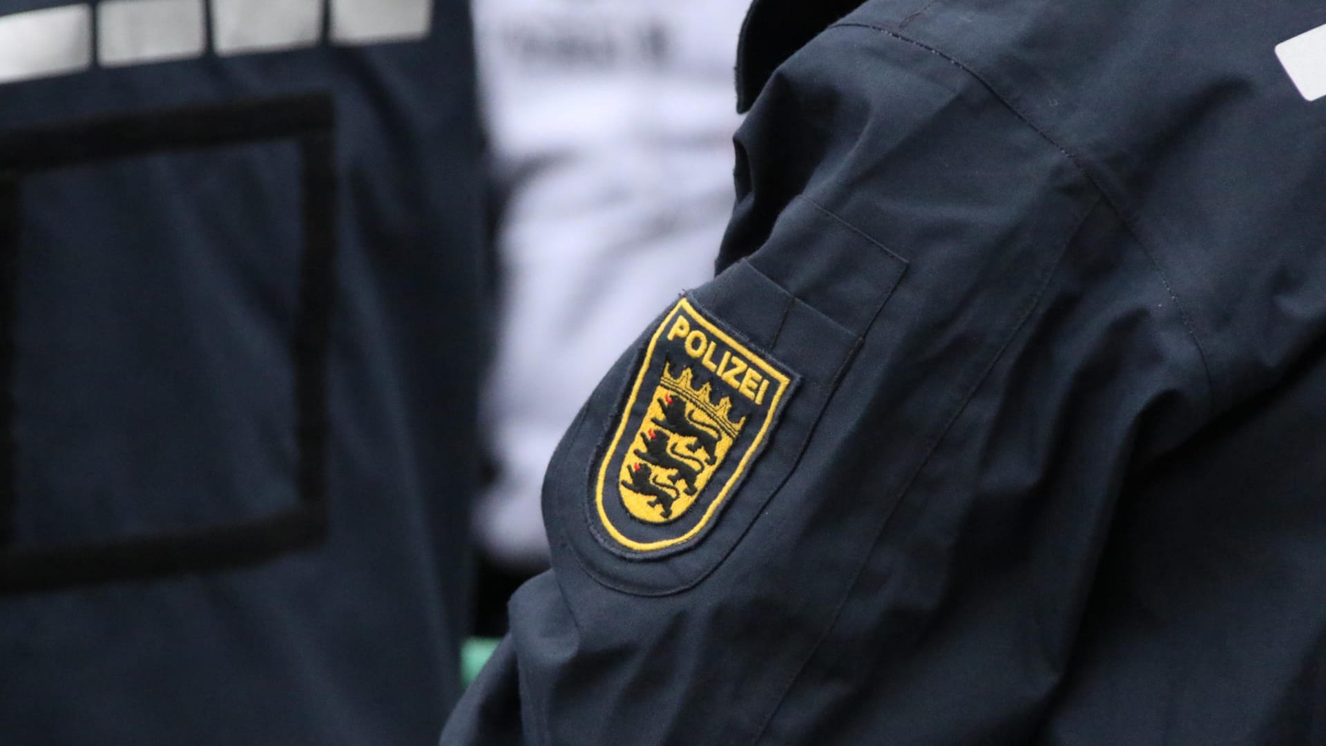 Ein Polizeiwappen an einer Dienstuniform: Am Montag wurde ein Supermarkt in Eving überfallen. Ein Polizeiwappen an einer Dienstuniform: Am Montag wurde ein Supermarkt in Eving überfallen.