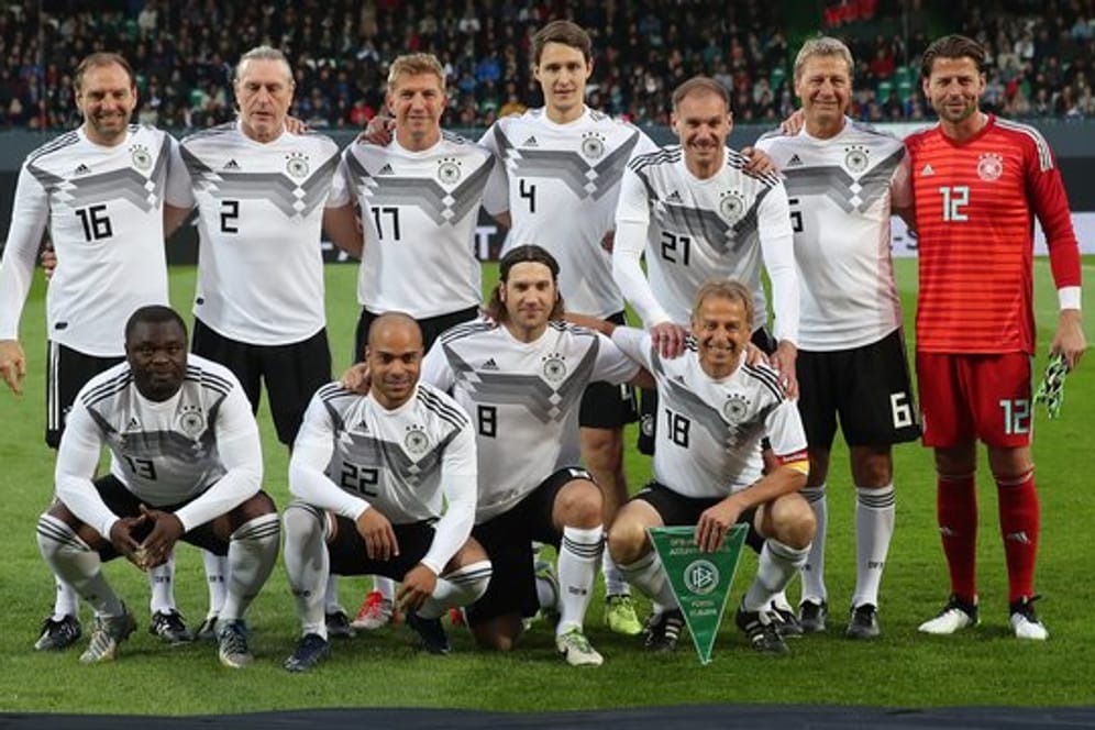 Die Startelf der DFB-All-Stars gegen Italien posiert für ein Mannschaftsfoto vor dem Anpfiff.