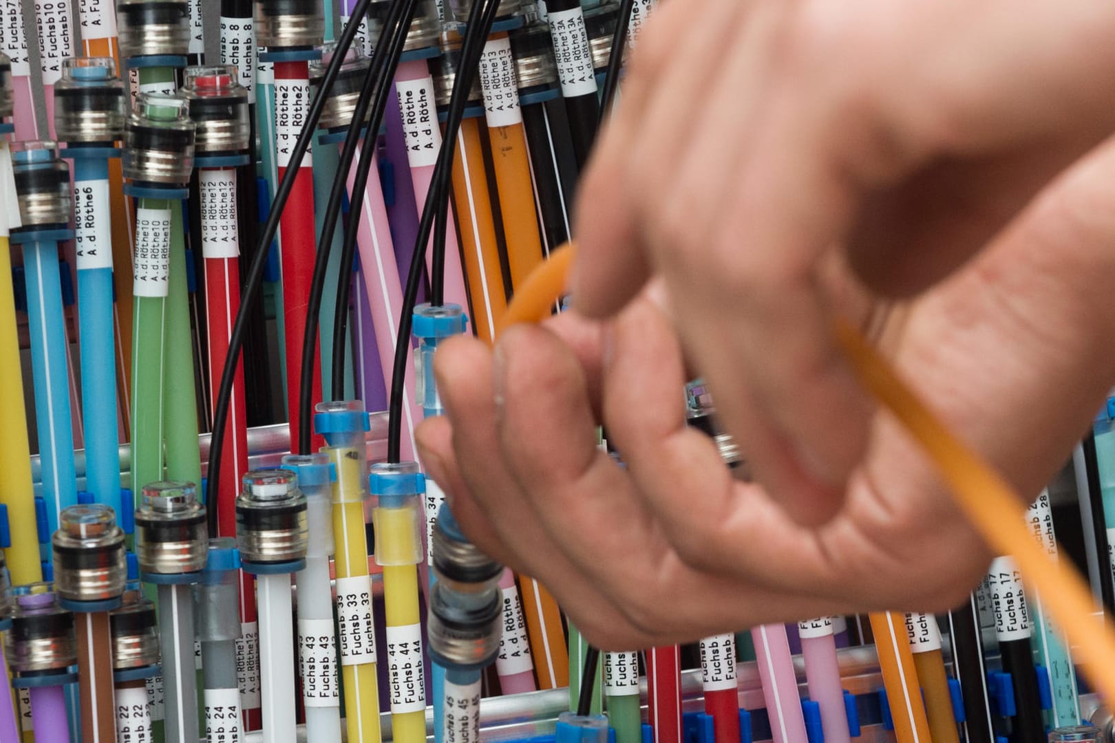 Ein Techniker installiert ein neues Glasfaserkabel: Bei Internetverbindungen über Glasfaserkabel landet Deutschland auf Platz 72. Ein Techniker installiert ein neues Glasfaserkabel: Bei Internetverbindungen über Glasfaserkabel landet Deutschland auf Platz 72.