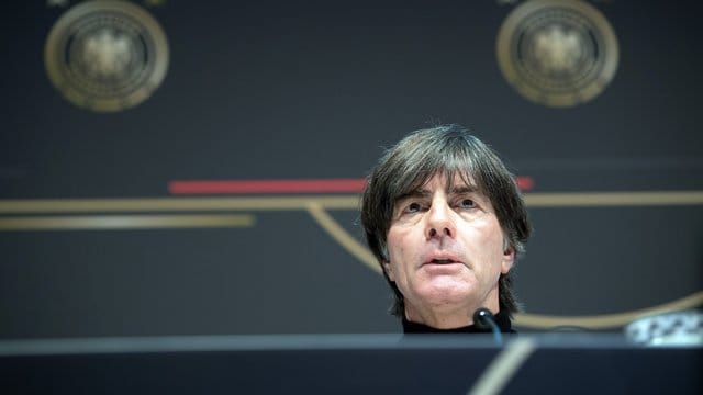 Bundestrainer Joachim Löw beantwortet die Fragen der Journalisten bei einer Pressekonferenz.