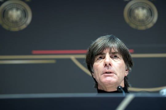 Bundestrainer Joachim Löw beantwortet die Fragen der Journalisten bei einer Pressekonferenz.