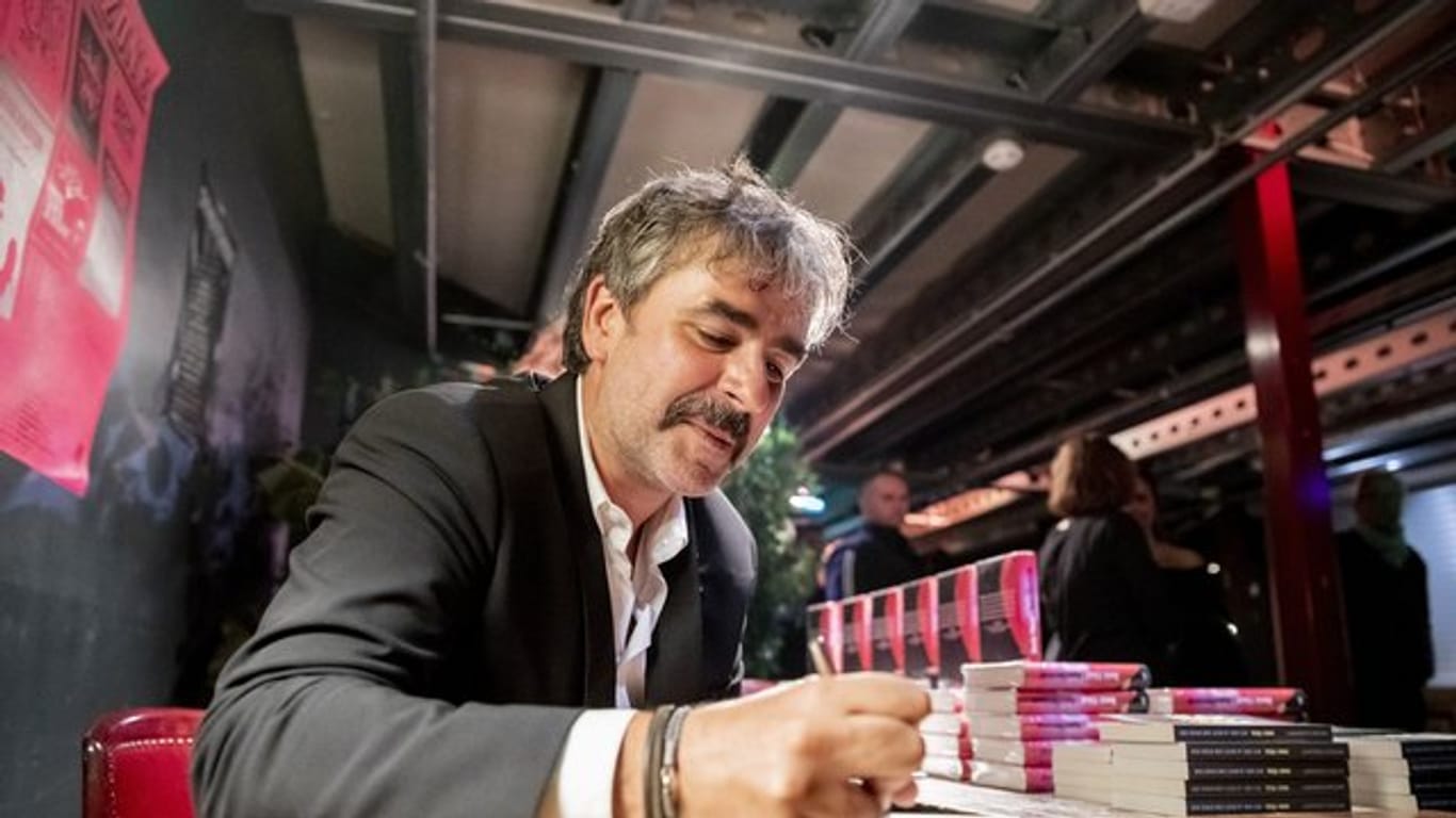 Deniz Yücel stellt sein Buch "Agentterrorist" in Berlin vor.