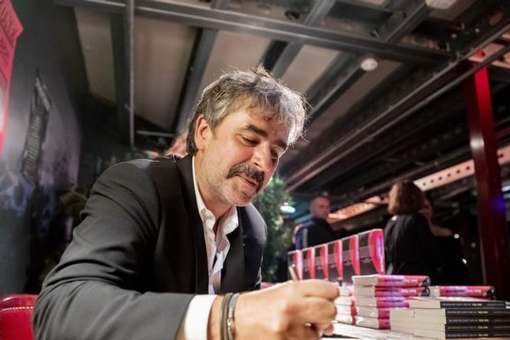 Deniz Yücel stellt sein Buch "Agentterrorist" in Berlin vor.